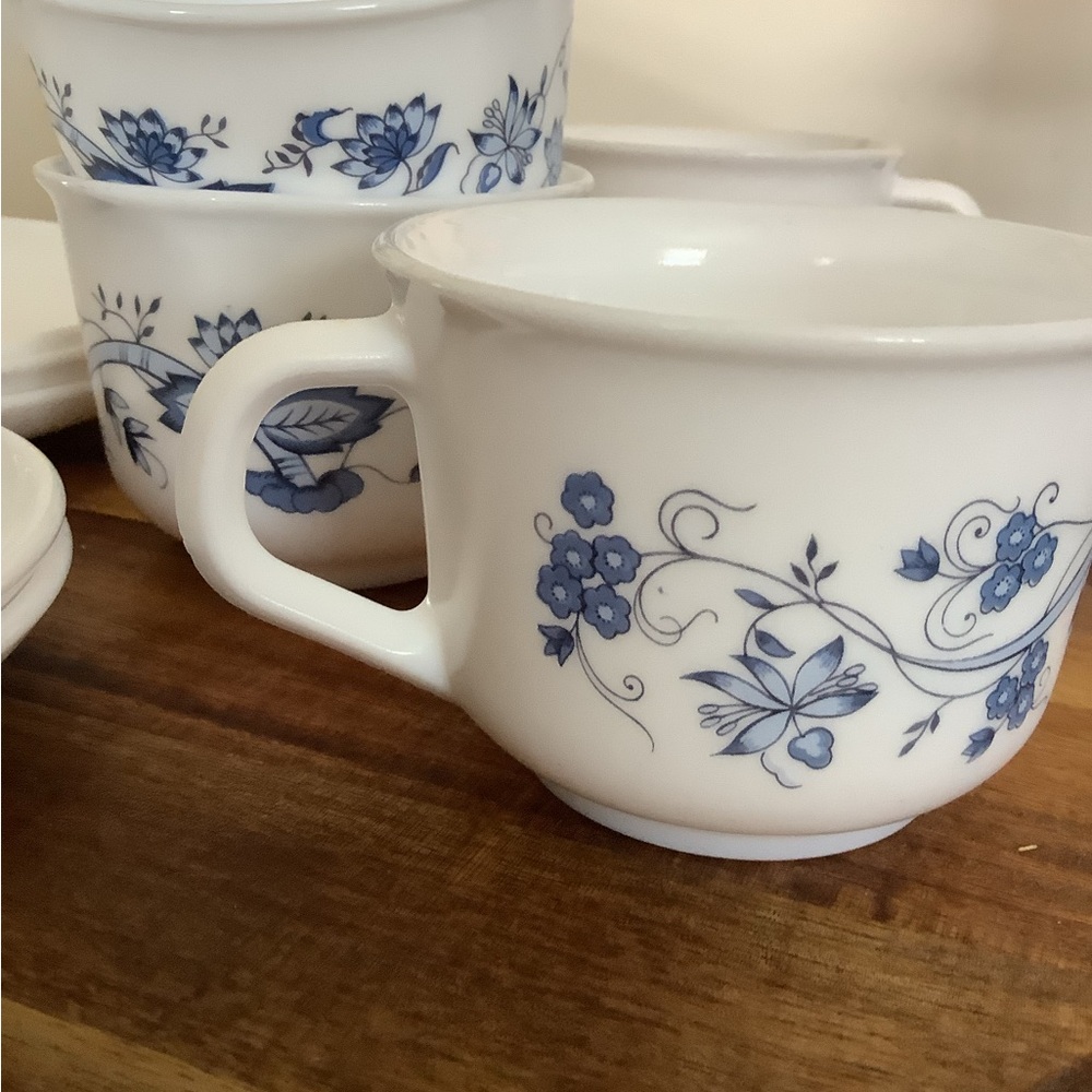 Lot of Vintage 70s Arcopal France "ASTER" Blue Floral Tea Cups & Saucers Set - Picture 7 of 16